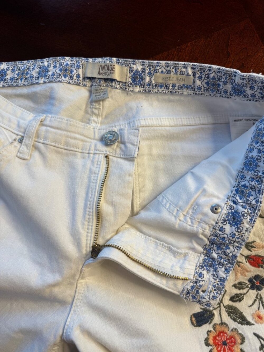 Vintage America Blue Embroidered Bestie Jeans Womens Size 10 - Picture 2 of 5